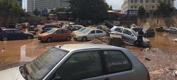 Βίντεο σοκ από το Μαρούσι: Ανοίγουν τις πόρτες από τα αυτοκίνητα και τρέχει λάσπη